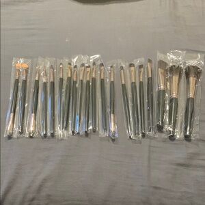 20 Piece Makeup Brush Set - Black and Gold. Never used still wrapped.